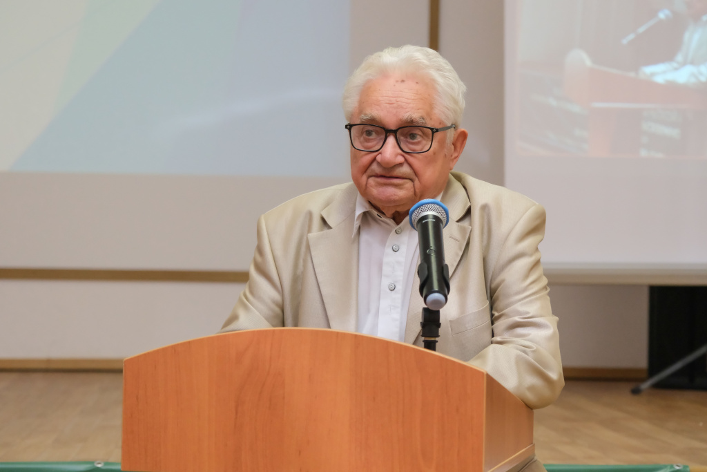 Василий Филиппович Шабанов, академик РАН и научный руководитель ФИЦ КНЦ СО РАН.jpg Василий Филиппович Шабанов, академик РАН и научный руководитель ФИЦ КНЦ СО РАН.jpg