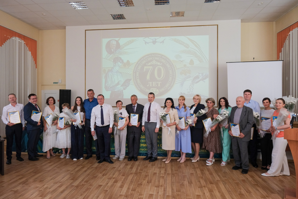 1_Общее фото сотрудников на награждении в честь 70 летия КрасНИИСХ.jpg 1_Общее фото сотрудников на награждении в честь 70 летия КрасНИИСХ.jpg